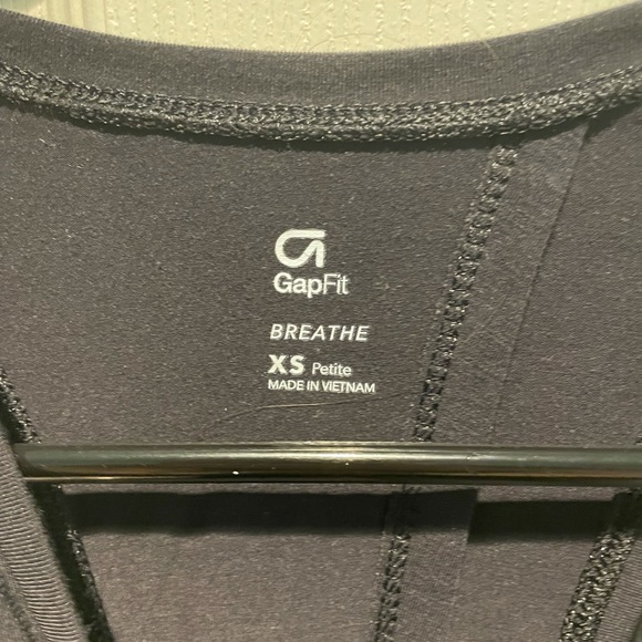 Gap workout shirt with an open back - Picture 3 of 3